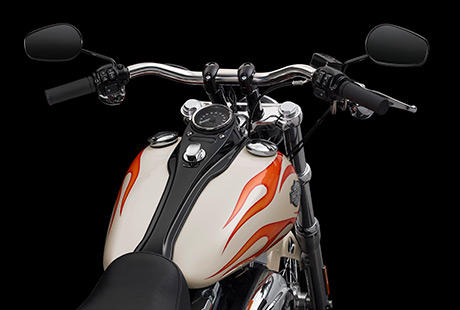 Dyna Wide Glide / Drag Bar Lenker:    Die Wide Glide ist mit einem an Risern montierten 1 1/4-Zoll-Lenker mit innenliegender Kabelfhrung ausgestattet, der perfekt zum klassischen, minimalistischen Chopper-Look der Maschine passt.
