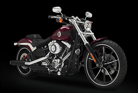 Softail Breakout / Optisch eine Hommage an die Gasser Dragster der 50er- und 60er-Jahre:    Die Softail Breakout, optisch eine Hommage an die Gasser Dragster der 50er- und 60er-Jahre, prsentiert sich mit zeitgemer Power, einzigartigen Finish und einer so langgestreckten wie flachen Silhouette. Groe Rder, eine beeindruckende Lackierung, jede Menge Chrom und ein Stil, der seinesgleichen sucht: die Breakout ist ein echter Blickfang, der sich auf der Hausstrecke ebenso wohlfhlt wie beim Cruising in der City. Egal wo: Mit ihrem flachen und langgestreckten Look sorgt die Breakout stets fr den ganz groen Auftritt.
