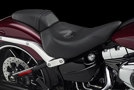 Softail Breakout / Niedriger Fahrer- und Soziussitz, Sitzhhe 650 mm:    Dieser zweiteilige Sitz sieht nicht nur gut aus, er fhlt sich auch groartig an. Unabhngig davon, ob Sie allein oder zu zweit fahren, der tief ausgeformte Fahrersitz bietet Ihnen jederzeit Komfort sowie sicheren Halt, und er garantiert, dass Sie mhelos mit beiden Stiefeln den Boden erreichen. Wenn Sie allein unterwegs sind, entfernen Sie einfach den Soziussitz und genieen Sie noch mehr Komfort.
