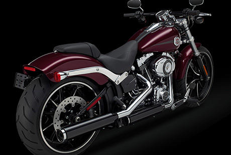 Softail Breakout / Stabiles Fahrwerk und leichtes Handling:    Dass die Breakout so gro, gereckt und markant aussieht, kommt nicht von ungefhr. Sie hat ein ausgezeichnetes Leistungsgewicht, das Chassis ist uerst stabil konstruiert und die Fahrwerkskomponenten sorgfltig darauf abgestimmt, um auch mit den groen Rdern und dem breiten Hinterreifen ein leichtfiges und neutrales Fahrverhalten sicherzustellen. Was bedeutet das fr Sie? Es bedeutet puren und mhelosen Fahrspa  einerlei, ob Sie in der City unterwegs sind oder die Kurven Ihrer Hausstrecke genieen.
