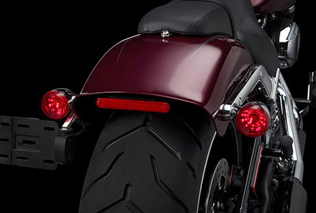 Softail Breakout / Blinker mit integrierten Rck- und Bremslichtern:    Diese verchromten Kombileuchten komplementieren das stilvolle, muskulse Gesamtprofil der Breakout. Modernste Lichttechnik stellt sicher, dass Blinker-, Rcklicht- und Bremslichtfunktionen in zwei minimalistisch schlanken Gehusen Platz finden.
