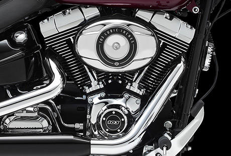 Softail Breakout / Robuster, moderner Twin Cam 103 mit Tradition:    Die Motor Company wei nur zu gut, was ein Motorradfahrer an einem Motor schtzt. Diese Erfahrung aus mehr als hundert Jahren Motorenbau kam bei der Entwicklung des Twin Cam 103 Motors voll zum Tragen. Wir haben alles gegeben, um jeden Kubikzoll zu perfektionieren und Design und Technologie noch weiter zu verbessern. Und zwar ohne Kompromisse beim einzigartigen Stil einzugehen, der eine Harley Davidson seit jeher auszeichnet  ganz in der Tradition der Flathead, Knucklehead, Panhead, Shovelhead, Evolution, Twin Cam 88 und Twin Cam 96 Motoren, die Geschichte geschrieben haben. Die Leistung und Robustheit unserer Triebwerke sind ein direktes Ergebnis der unzhligen Meilen, die unsere V-Twins seit 1909 hinter sich gebracht haben, und des stolzen Erbes von ber hundert Jahren, die dem Leben auf zwei Rdern gewidmet waren.
