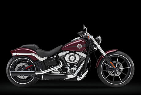 Softail Breakout / Flache, kraftvolle Silhouette:    Mit ihrer kraftvollen Erscheinung macht die Breakout berall mchtig Eindruck. Die elegante Linienfhrung, die geduckte Silhouette und die gestreckte Erscheinung mit den groen Rdern unter gestutzten Fendern ergeben einen Custom-Look vom Feinsten. Und dank der kraftvollen Leistung entscheiden allein Sie, wie lange dieses Bike im Blickfeld anderer bleibt.
