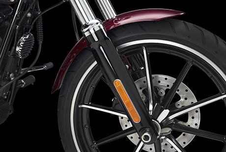 Softail Breakout / Kraftvolle Frontpartie mit breiter Gabel, gechopptem Fender und 21 Zoll-Rad:    Mit ihrer wuchtigen, breiten Gabel, dem gechoppten Fender und dem 21 Zoll groen, 3 1/2 Zoll schlankem Gasser-Rad erweist die Breakout dem klassischen Dragster-Style die Ehre. Dem kraftvollen Erscheinungsbild entsprechen die potenten Fahrleistungen und das leichtfige Handling, die fr ein entspanntes, schnrkelloses Fahrerlebnis sorgen.
