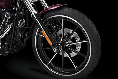 Softail Breakout / Gasser-Rder im Dragster:    Diese Rder im Look der Gasser-Dragster der 50er- und 60er-Jahre sind speziell fr die Breakout kreiert. Sie setzen einen neuen Meilenstein in Sachen Custom-Styling. So gro wie robust, sind die Rder mit ihren abwechselnd in glnzendem Vivid Black und im gefrsten Finish gehaltenen Look ein absoluter Eyecatcher.
