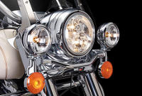 Road King Classic / Doppel-Halogenscheinwerfer und Nebelscheinwerfer:    Wenn die Sonne untergegangen ist, ist Ihr waches Auge mehr denn je gefordert. Um es Ihnen ein wenig einfacher zu machen, hat Harley-Davidson deshalb zwei neue Halogenscheinwerfer in das klassische Hiawatha-Gehuse integriert und dazu passende Nebelscheinwerfer eingebaut. Bei einer Lichtstrke von kraftvollen 986 Lumen wird Ihnen garantiert nichts entgehen.
