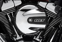 Electra Glide Ultra Low / Airbox mit Insert:    Die Form folgt der Funktion, und beides dient der Emotion. Das neue Luftfiltergehuse ist ein erstklassiges Beispiel dafr. Es ist das vielleicht funktionalste Gehuse, mit dem je ein Harley-Davidson Touring Bike ausgestattet wurde. Der Motor atmet damit freier durch und liefert mehr Leistung. Es bietet darber hinaus auch mehr Beinfreiheit und sorgt fr eine verbesserte Luftstrmung um den Fahrer. Und die Emotion? Am besten spren Sie es selbst, wenn Sie sich auf Ihren V-Twin schwingen.
