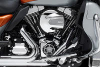 Electra Glide Ultra Low / Robustes und leistungsstarkes Triebwerk:    Die Motor Company wei nur zu gut, was ein Motorradfahrer an einem Motor schtzt. Diese Erfahrung aus mehr als hundert Jahren Motorenbau kam bei der Entwicklung des Twin Cam 103 Motors voll zum Tragen. Harley-Davidson  hat alles gegeben, um jeden Kubikzoll zu perfektionieren und Design und Technologie noch weiter zu verbessern. Und zwar ohne Kompromisse beim einzigartigen Stil einzugehen, der eine Harley Davidson seit jeher auszeichnet  ganz in der Tradition der Flathead, Knucklehead, Panhead, Shovelhead, Evolution, Twin Cam 88 und Twin Cam 96 Motoren, die Geschichte geschrieben haben. Die Leistung und Robustheit dieser Triebwerke sind ein direktes Ergebnis der unzhligen Meilen, welche die V-Twins seit 1909 hinter sich gebracht haben, und des stolzen Erbes von ber hundert Jahren, die dem Leben auf zwei Rdern gewidmet waren.

