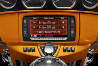 CVO Electra Glide Ultra Limited / 6,5-Zoll-Farb-Touchscreen :    Der 6,5-Zoll-Touch-Screen prsentiert Ihnen alle Informationen in Farbe, in ihrem Blickfeld und grer denn je. Er punktet mit zeitgemen Grafiken, Farben zum Auswhlen, der automatischen und manuellen Dimmfunktion sowie mit einem Design, das perfekt in die Verkleidung integriert ist. Mit zahlreichen neuen Funktionen hat Harley-Davidson die Bildschirmtechnologie auf die nchsthhere Stufe gehoben. Weit mehr, als Sie vielleicht erwarten, aber genau das, was Sie verdienen.
