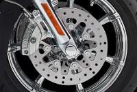 CVO Electra Glide Ultra Limited / Hochleistungsbremsen von Brembo:    Brembo Hochleistungs-Doppelscheibenbremsen vorn sorgen fr ideal dosierbare Bremskraft, die Vertrauen schafft und Ihnen die perfekte Kontrolle ber das Bike gibt. Die Vierkolben-Bremssttel vorn und hinten verzgern jederzeit sicher und absolut standfest. Verlassen sie sich drauf!
