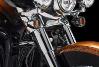 CVO Electra Glide Ultra Limited / Steiferes Front-End:    Einerlei, ob langgezogene Kurve oder enge Spitzkehre: Harley-Davidson hat das Fahrverhalten weiter verbessert  durch ein noch steiferes Front End, die Erhhung des Standrohrdurchmessers der Gabel auf 49 mm und neue, uerst robuste Lenkkopflager. Das Ergebnis: ein noch agileres Handling.
