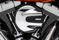 Street Glide Special / Abgestimmte Airbox mit Insert:    Die Form folgt der Funktion, aber beide bercksichtigen die Emotion. Diese Airbox ist ein Paradebeispiel dafr. Funktion? Sie lsst den Motor besser atmen, fr mehr Leistung und noch mehr Drehmoment. Form? Das Design des Inserts harmoniert mit der Tankblende. Emotionen? Ihr Empfinden, wenn Sie ihn in der Mitte des V-Twin-Motors prangen sehen.
