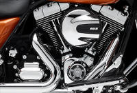 Street Glide Special / Twin Cam 103 im Harley-Davidson Styling pur:    Genieen Sie den unverwechselbaren Look des Twin Cam 103 Motors, der an seiner Herkunft keine Zweifel aufkommen lsst. Er ist voll und ganz im echten Harley-Davidson Stil gestaltet  mit einer Liebe zum Detail, die Sie bei anderen Marken vergeblich suchen werden. Die schwarzen, pulverbeschichteten Zylinderkpfe und Zylinder bilden einen prgnanten Kontrast zu den polierten Khlrippenkanten und verchromten Ventildeckeln. Ein aus Metall gefertigtes Juwel: pur und vor Kraft strotzend. Von der klassischen Linie seiner Khlrippen bis hin zu den klaren Konturen seiner Gehuse und Deckel ist der Twin Cam 103 ein rckhaltloses Bekenntnis zu allem, was der Zufriedenheit des Fahrers dient.
