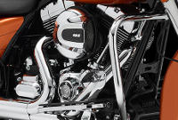 Street Glide Special / Leistung und Robustheit des Twin Cam 103:    Die Motor Company wei nur zu gut, was ein Motorradfahrer an einem Motor schtzt. Diese Erfahrung aus mehr als hundert Jahren Motorenbau kam bei der Entwicklung des Twin Cam 103 Motors voll zum Tragen. Harley-Davidson gab alles, um jeden Kubikzoll zu perfektionieren und Design und Technologie noch weiter zu verbessern. Und zwar ohne Kompromisse beim einzigartigen Stil einzugehen, der eine Harley Davidson seit jeher auszeichnet  ganz in der Tradition der Flathead, Knucklehead, Panhead, Shovelhead, Evolution, Twin Cam 88 und Twin Cam 96 Motoren, die Geschichte geschrieben haben. Die Leistung und Robustheit dieser Triebwerke sind ein direktes Ergebnis der unzhligen Meilen, welche die V-Twins seit 1909 hinter sich gebracht haben, und des stolzen Erbes von ber hundert Jahren, die dem Leben auf zwei Rdern gewidmet waren.
