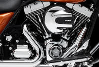 Street Glide Special / Powervolle, wohldosierte 138 Nm aus 1.690 ccm:    Motorradfahrer wissen den guten Durchzug ihres Bikes mindestens ebenso zu schtzen wie das khle Bier am Ende eines langen Tages auf dem Highway. Wundert es Sie, dass Durchzugsstrke zu den zahlreichen Qualitten des Harley-Davidson Twin Cam 103 zhlt? Ein neuer Luftfilter lsst ihn jetzt noch freier durchatmen und neue Nockenwellen optimieren seine Steuerzeiten. Das sorgt fr noch mehr Druck aus dem tiefen Drehzahlkeller und noch mehr Kraft, wenn Sie im fnften Gang souvern berholen wollen. Dieser Motor steht in der langen Tradition der Flathead, Knucklehead, Panhead, Shovelhead, Evolution, Twin Cam 88 und Twin Cam 96 Triebwerke vergangener Epochen und ist doch technisch vollkommen auf der Hhe unserer Zeit. Er verleiht den Bikes genau das Feeling, das Sie im Sattel einer Harley-Davidson erwarten. Nicht ohne Grund stammt er von der Motor Company.
