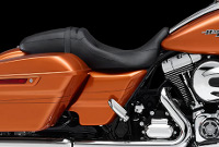 Street Glide Special / Perfekter im Detail (Projekt Rushmore):    Wenn man ein wahrhaft einzigartiges Bike auf die Rder stellen will, muss auch das kleinste Detail perfekt funktionieren. Genau darum ging es beim Project RUSHMORE. Jetzt gibt es Koffer, die sich leicht mit einer Hand ffnen lassen. Staufcher, die man mit einer Berhrung ffnet. Auch der Stauraum dieser Maschine wurde vergrert, ohne die schlanke Optik des Bikes zu beeintrchtigen. Das alles addiert sich zu einem Ganzen, bei dem alles perfekt funktioniert. Denn es darf keine Unzulnglichkeiten geben.
