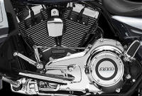 CVO Street Glide / Twin Cam 110 Motor:    Starten Sie den Twin Cam 110 und spren Sie seine Kraft im unteren Drehzahlbereich. Die leichten Kolben tragen dazu bei, dass er ausgesprochen kultiviert arbeitet und zugleich ein berwltigendes Drehmoment erzeugt. Rcken Sie die hydraulische Kupplung ein und erleben Sie, wie perfekt dieser Motor mit dem Cruise Drive Sechsgang-Getriebe harmoniert. Sechs Gnge. Ein kraftvoller Antrieb mit starken Komponenten. Geringer Wartungsaufwand. Und das alles bei reduzierten Dauerdrehzahlen - nie hat es sich so gut angefhlt, eine Harley-Davidson zu fahren.
