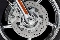 CVO Street Glide / Brembo-Bremsen:    Vertrauen ist gut, Kontrolle ist besser. Brembo Hochleistungs-Doppelscheibenbremsen vorn sorgen fr eine exakt dosierbare Verzgerung, die Vertrauen schafft und die perfekte Kontrolle ber das Bike gewhrleistet. Die Vierkolben-Bremssttel vorn und hinten zhlen zum Besten, was auf dem Markt zu haben ist. Jetzt mit speziellem Bremssatteleinsatz. Ein weiteres Beispiel fr die Sorgfalt der Motor Company, die sich bis ins Detail erstreckt, um Ihnen eine sorgenfreie Fahrt zu sichern.
