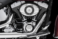 Softail Heritage Classic / Robuster Twin Cam 103 mit Tradition:    Die Motor Company wei nur zu gut, was ein Motorradfahrer an einem Motor schtzt. Diese Erfahrung aus mehr als hundert Jahren Motorenbau kam bei der Entwicklung des Twin Cam 103 Motors voll zum Tragen. Wir haben alles gegeben, um jeden Kubikzoll zu perfektionieren und Design und Technologie noch weiter zu verbessern. Und zwar ohne Kompromisse beim einzigartigen Stil einzugehen, der eine Harley Davidson seit jeher auszeichnet  ganz in der Tradition der Flathead, Knucklehead, Panhead, Shovelhead, Evolution, Twin Cam 88 und Twin Cam 96 Motoren, die Geschichte geschrieben haben. Die Leistung und Robustheit unserer Triebwerke sind ein direktes Ergebnis der unzhligen Meilen, die unsere V-Twins seit 1909 hinter sich gebracht haben, und des stolzen Erbes von ber hundert Jahren, die dem Leben auf zwei Rdern gewidmet waren.
