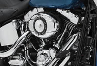 Softail Deluxe / Robuster Twin Cam 103:    Starten Sie den Twin Cam 103 und spren Sie seine Kraft im unteren Drehzahlbereich. Die leichten Kolben tragen dazu bei, dass er ausgesprochen kultiviert arbeitet und zugleich ein berwltigendes Drehmoment erzeugt. Schalten Sie die Gnge durch und erleben Sie, wie perfekt dieser Motor und das Cruise Drive Getriebe harmonieren. Sechs Gnge, ein starker und uerst wartungsarmer Antriebsstrang sowie beraus robuste Bauteile  nie hat es sich besser angefhlt, eine Harley-Davidson zu fahren.<br><br>Die Motor-Company wei nur zu gut, was ein Motorradfahrer an einem Motor schtzt. Diese Erfahrung aus mehr als hundert Jahren Motorenbau kam bei der Entwicklung des Twin Cam 103 Motors voll zum Tragen. Wir haben alles gegeben, um jeden Kubikzoll zu perfektionieren und Design und Technologie noch weiter zu verbessern. Und zwar ohne Kompromisse beim einzigartigen Stil einzugehen, der eine Harley Davidson seit jeher auszeichnet  ganz in der Tradition der Flathead, Knucklehead, Panhead, Shovelhead, Evolution, Twin Cam 88 und Twin Cam 96 Motoren, die Geschichte geschrieben haben. Die Leistung und Robustheit unserer Triebwerke sind ein direktes Ergebnis der unzhligen Meilen, die unsere V-Twins seit 1909 hinter sich gebracht haben, und des stolzen Erbes von ber hundert Jahren. 
