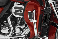 CVO Road Glide Ultra / Twin-Cooled High-Output Twin Cam 110 Motor:    Ein 1.803 cm groes, luft- und flssigkeitsgekhltes Kraftpaket von Harley-Davidson. Das Twin Cooling-System im Auslassbereich seiner Zylinderkpfe sorgt unter smtlichen Betriebsbedingungen und Auentemperaturen fr einen ausgeglichenen Temperaturhaushalt. Ein hheres Verdichtungsverhltnis brgt fr noch mehr Effizienz und Power. Der Luftfilter lsst den Motor freier atmen, und die Nockenwellen optimieren das Drehmoment im unteren Drehzahlbereich. Kein anderer Harley-Davidson Motor glnzte jemals mit einem krftigeren Durchzug im fnften Gang. Sie berholen nicht nur mhelos mit einem sanften Dreh am Gasgriff, Fahrer und Beifahrer werden sich an heien Tagen und im Stadtverkehr auch freuen, dass sie weniger Abwrme vom Motor abbekommen.

