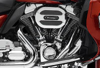 CVO Road Glide Ultra / Schwarz pulverbeschichteter Motor mit verchromten Abdeckungen:    Das Juwel im Zentrum der CVO Road Glide Ultra ist der schwarz pulverbeschichtete Twin Cam 110 Motor mit verchromten Deckeln. Das ist etwas frs Auge. Und mehr als das: Er hat auch ordentlich Dampf.
