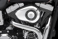 Dyna Low Rider / Die Innovationen des Twin Cam 103 Motors:    Starten Sie den Twin Cam 103 und spren Sie seine Kraft im unteren Drehzahlbereich. Die leichten Kolben tragen dazu bei, dass er ausgesprochen kultiviert arbeitet und zugleich ein berwltigendes Drehmoment erzeugt. Schalten Sie die Gnge durch und erleben Sie, wie perfekt dieser Motor und das Cruise Drive Getriebe harmonieren. Sechs Gnge, ein starker und uerst wartungsarmer Antriebsstrang sowie beraus robuste Bauteile  nie hat es sich besser angefhlt, eine Harley-Davidson zu fahren.
