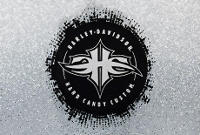 Softail Breakout / Hard Candy Custom-Sonderlackierung (optional):    Hard Candy Custom ist ein Metalliclack mit besonders groen Metallpartikeln. Und es ist mehr als nur eine Lackierung: Es ist ein Statement der Individualitt  strahlend, markant und einzigartig. Sie knnen den langen, niedrigen Custom Look der Breakout mit der Hard Candy Customlackierungsoption Chrome Flake noch erweitern. Das sind echte, old school Metallpartikel die mit der ntigen Geduld unter die mehreren Schichten von handgeschliffenem Klarlack gelegt wurden. Und falls Sie den Namen nicht bemerkt haben, hier nochmals zur Erinnerung: CHROME. Da wird sich mehr als einer umdrehen, wenn die Sonne diesen Lack genau richtig trifft, wenn Sie vorbeirollen.