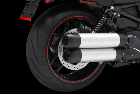 Night Rod Special / Michelin Scorcher Reifen:    Die Michelin Scorcher Reifen bieten eine berlegene Performance, einen erstklassigen Grip, eine beeindruckende Laufleistung und ein ausgezeichnetes Handling. Genauso, wie Sie es erwarten! Ihr tiefes Profil verbessert die Wasserdrainage. Die Haftung und Laufleistung der Reifen werden zudem durch die Gummimischung mit der neuesten Generation der synthetischen Polymere von Michelin erhht. Der Hinterreifen verfgt ber einen Aramidgrtel, der fr zustzliche Stabilitt bei hohen Geschwindigkeiten brgt.
