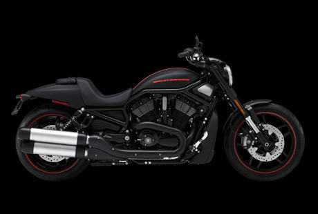 Night Rod Special / Schwarzer, dsterer Look:    Die Night Rod Special im pechschwarzen, dsteren Look ist von vorn bis hinten aggressiv gestylt. Motor, Rder, Gabeln, Gabelbrcken, Schwinge  alles ist in Schwarz gehalten und verstrmt eine kompromisslose Dragstrip-Atmosphre.
