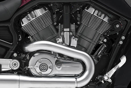 V-Rod Muscle / Motor im Harley-Davidson Styling pur:    Genieen Sie den unverwechselbaren Look des Revolution Motors, der an seiner Herkunft keine Zweifel aufkommen lsst. Er ist voll und ganz im echten Harley-Davidson Stil gestaltet  mit einer Liebe zum Detail, die Sie bei anderen Marken vergeblich suchen werden. Fr ein unverkennbares ueres ist der einzigartige Revolution Motor mit Platinum Finish mit polierten Zylinderkpfen und Ventildeckeln und geschliffenen Khlrippenkanten ausgestattet, die ihm ein metallisches, minimalistisches Aussehen verleihen. Ein aus Metall gefertigtes Juwel: pur und vor Kraft strotzend. Von der klassischen Linie seiner Khlrippen bis hin zu den klaren Konturen seiner Gehuse und Deckel ist der Revolution Motor ein rckhaltloses Bekenntnis zu allem, was der Zufriedenheit des Fahrers dient.
