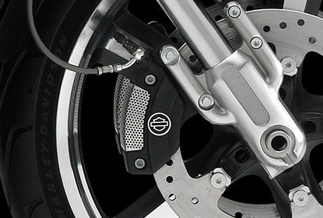 V-Rod Muscle / Brembo-Bremsen mit ABS:    Brembo Hochleistungs-Doppelscheibenbremsen vorn sorgen fr ideal dosierbare Bremskraft, die Vertrauen schafft und Ihnen die perfekte Kontrolle ber das Bike gibt. Das Antiblockiersystem (ABS) verringert die Gefahr blockierender Rder bei pltzlichen Bremsvorgngen. Und da wir den Drehzahlgeber versteckt haben, sieht das Bike so clean und elegant aus wie eh und je. Performance ohne Abstriche beim Stil  genau darum geht es bei der Motor Company.
