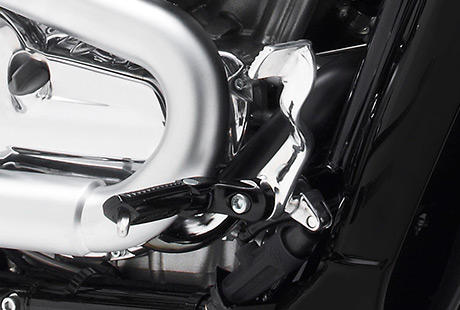 V-Rod Muscle / Vorverlegte Furasten:    Mit den vorverlegten Furasten der V-Rod Muscle knnen Sie sich beim ultimativen Cruising durch die Stadt oder ber Land in einer komfortablen Sitzposition entspannen. Genieen Sie Straen, die sich bis zum Horizont winden  auf einer Maschine, die so ist wie keine andere.