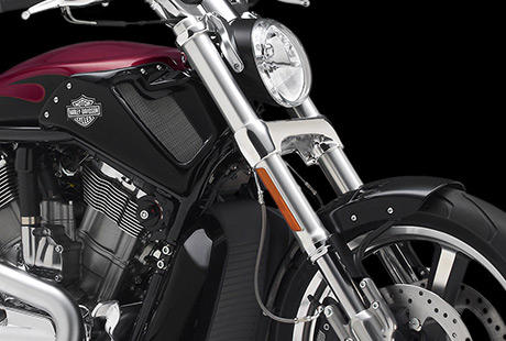 V-Rod Muscle / Upside-down-Gabel:    Die aus dem Rennsport abgeleitete 43-mm-USD-Gabel reduziert die ungefederten Massen und erhht die Fahrwerksstabilitt. Sie leistet auch einen wichtigen Beitrag zum kraftvollen Look der V-Rod Muscle: Ihre markante, sportliche Frontpartie erinnert an die kraftvolle Erscheinung moderner Muscle Cars.
