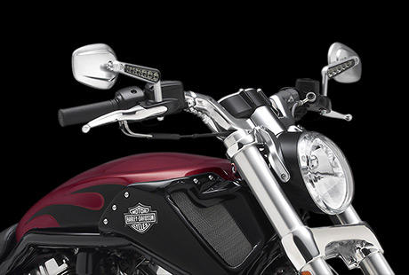 V-Rod Muscle / Spiegel mit integrierten Blinkern:    Die vorderen LED-Blinker ergnzen das saubere, stromlinienfrmige Design der V-Rod Muscle. Die hellen, funktionalen Blinker sind geschickt in die Spiegelschfte integriert und verleihen der Frontpartie einen cleanen Custom-Look.
