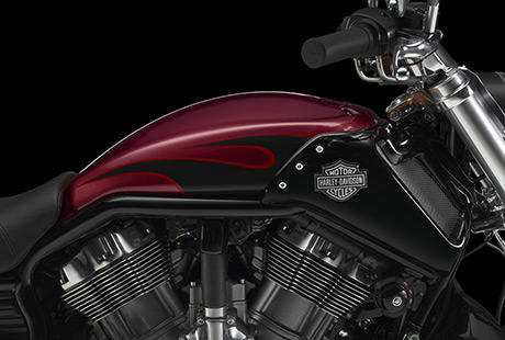 V-Rod Muscle / Racing-Look mit Lufthutzen-Abdeckung:    Die Lufthutzen-Abdeckung passt zu Farbe und kantigem Design der Karosserieteile der V-Rod Muscle und ist mit seitlichen, mit Gittern versehenen Lufteinlssen fr einen wuchtigen, kraftvollen Racing-Bike-Look ausgestattet. Man wird sofort an die klassischen Muscle Cars aus Detroit erinnert.
