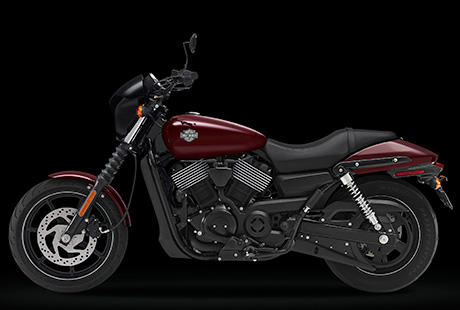 Street XG 750 / 1.534 Millimeter Radstand:    Das Letzte, was ein Fahrer in kleinen, engen Straen und Gassen braucht, ist ein Motorrad mit dem Wendekreis der Queen Mary. Die neue Harley-Davidson Street 750 weist einen Radstand von nur 1534 Millimetern auf. Das brgt fr einen engen Wenderadius und direktes Handling. Spielerisch lassen sich U-Turns vollziehen, um problemlos in die Parklcke auf der anderen Seite einer engen Strae voller parkender Autos zu kommen.
