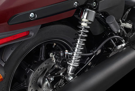 Street XG 750 / Perfekt abgestimmte Stodmpfer:    Bei den einzelnen Komponenten dieses Motorrads wurde nicht einfach ins Ersatzteilregal gegriffen. Die Stodmpfer der neuen Harley-Davidson Street 750 sind speziell auf das Modell abgestimmt. Sie sind ideal angepasst an das Gewicht des Motorrads, die Geometrie des Rahmens sowie die Sitzposition des Fahrers. Und - ebenso wichtig - auf holprige Stadtstraen, auf denen Sie fahren werden. Das Ergebnis ist hoher Fahrkomfort und exzellentes Handling.
