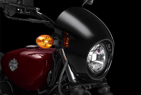 Street XG 750 / Caf-inspirierter Speed Screen:    An der Front der neuen Harley-Davidson Street 750 werden Sie einen Speed Screen im Caf-Racer-Stil bemerken. Der Look wurde mit den Outlaw-Custombikes der 70er Jahre geboren. Es ist nur eines von vielen Beispielen fr die DNA der Harley-Davidson Street 750, die andere Maschinen nicht haben.
