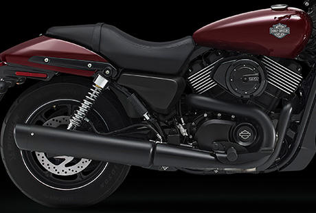 Street XG 750 / Schwarze 2-in-1-Auspuffanlage:    Die neue Street 750 verfgt als erste seit unseren Caf-Racern von Harley-Davidson in den 70er-Jahren ber einen komplett schwarzen Auspuff. Schwarze Krmmerrohre winden sich nach unten und mnden in einen leicht nach oben gezogenen, schwarzen Schalldmpfer. Ein dsterer, dynamischer Custom-Look. Er steht fr eine dunkles, energisches Statement.
