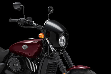 Street XG 750 / Schwarzes Front End:    Die Frontpartie der neuen Harley-Davidson Street 750 wurde im dunklen Dark Custom Stil lackiert. Schwarzer Pullback Lenker. Die Gabeltauchrohre und die Faltenblge sind in Schwarz gehalten. Die schwarze Scheinwerferverkleidung versprht Caf-Racer-Flair. Weshalb? Weil schwarz in jeder Sprache cool ist.
