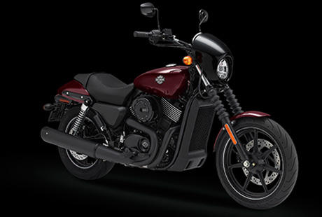 Street XG 750 / Leicht vom Stnder zu heben:    Die neue Harley-Davidson Street 750 vom Seitenstnder in die Senkrechte zu heben ist dank ihres geringen Gewichtes und des niedrigen Schwerpunkts ein Kinderspiel. Einfach aufsteigen und losfahren - so mhelos, wie auf den Anlasserknopf zu drcken.
