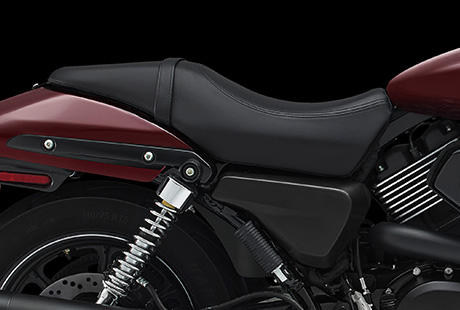 Street XG 750 / Niedrige Sitzhhe von 64,5 cm:    Sie brauchen keine lange Schrittlnge, um mit der neuen Harley-Davidson Street 750 beim Ampelstopp mit beiden Fen sicher den Boden zu erreichen. Der Sitz ist in nur 645 Millimetern Hhe ber dem Asphalt positioniert. Und der Rahmen baut schmal, was zustzlich zu einem sicheren Stand beitrgt. Aber die niedrige Sitzhhe bietet neben einem sicheren Stand noch weitere Vorteile. Beim Fahren spren Sie den niedrigen Schwerpunkt. Das trgt zum leichten Manvrieren bei niedrigen Geschwindigkeiten bei.
