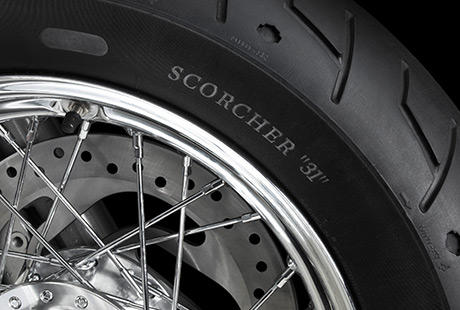 Sportster XL 1200 Custom / Michelin Scorcher Reifen:    Die Michelin Scorcher Reifen bieten eine berlegene Performance, einen erstklassigen Grip, eine beeindruckende Laufleistung und ein ausgezeichnetes Handling. Genauso, wie Sie es erwarten! Ihr tiefes Profil verbessert die Wasserdrainage. Die Haftung und Laufleistung der Reifen werden zudem durch die Gummimischung mit der neuesten Generation der synthetischen Polymere von Michelin erhht. Der Hinterreifen verfgt ber einen Aramidgrtel, der fr zustzliche Stabilitt bei hohen Geschwindigkeiten brgt.
