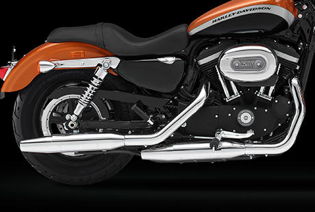 Sportster XL 1200 Custom Limited A / Verchromte Staggered Auspuffanlage mit Slash-Cut Schalldmpfern:    Um noch besser zu sein, als es die knftigen, weltweiten Emissionsstandards fordern, wurde diese Auspuffanlage entworfen. Sie sorgt nicht nur fr eine beraus beeindruckende Power sondern auch fr einen imposanten Sound, der Ihre Maschine unmissverstndlich als Harley-Davidson kennzeichnet. Natrlich entspricht auch das Design mit den uerst robusten Endschalldmpfern und klassischen Hitzeschilden exakt Ihren Vorstellungen von einem echten US-Bike. Der Katalysator und beheizbare O2-Sensoren stellen sicher, dass nicht nur die Umwelt sondern auch Ihr Fahrgefhl profitiert.
