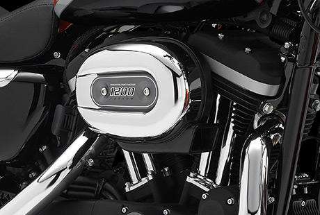 Sportster XL 1200 Custom Limited A / Harley-Davidson Motor-Styling pur:    Genieen Sie den unverwechselbaren Look des 1200 cm Evolution Motors, der an seiner Herkunft keine Zweifel aufkommen lsst. Er ist voll und ganz im echten Harley-Davidson Stil gestaltet  mit einer Liebe zum Detail, die Sie bei anderen Marken vergeblich suchen werden. Die schwarzen, pulverbeschichteten Zylinderkpfe und Zylinder bilden einen prgnanten Kontrast zum Chrom der Ventildeckel und Stelstangen. Ein aus Metall gefertigtes Juwel: pur und vor Kraft strotzend. Von der klassischen Linie seiner Khlrippen bis hin zu den klaren Konturen seiner Gehuse und Deckel ist der 1200 cm Evolution Motor ein rckhaltloses Bekenntnis zu allem, was der Zufriedenheit des Fahrers dient.
