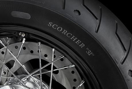 Sportster XL 1200 Custom Limited B / Michelin Scorcher Reifen:    Die Michelin Scorcher Reifen bieten eine berlegene Performance, einen erstklassigen Grip, eine beeindruckende Laufleistung und ein ausgezeichnetes Handling. Genauso, wie Sie es erwarten! Ihr tiefes Profil verbessert die Wasserdrainage. Die Haftung und Laufleistung der Reifen werden zudem durch die Gummimischung mit der neuesten Generation der synthetischen Polymere von Michelin erhht. Der Hinterreifen verfgt ber einen Aramidgrtel, der fr zustzliche Stabilitt bei hohen Geschwindigkeiten brgt.
