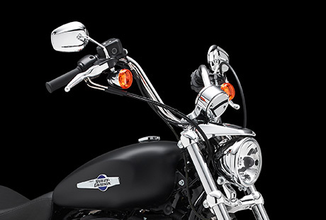 Sportster XL 1200 Custom Limited B / Mini-Apehanger-Lenker:    Ergreifen Sie den Mini-Apehanger-Lenker aus Edelstahl und strecken Sie Ihre Fuste in den Wind  er versetzt Sie zurck in die glorreichen Jahre des Chopper-Cruisings. Um den Look clean zu halten, wurden die Kabel im Lenker verlegt.
