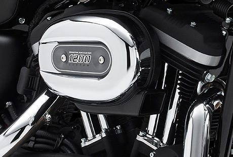 Sportster XL 1200 Custom Limited B / Harley-Davidson Motor-Styling pur:    Genieen Sie den unverwechselbaren Look des 1200 cm Evolution Motors, der an seiner Herkunft keine Zweifel aufkommen lsst. Er ist voll und ganz im echten Harley-Davidson Stil gestaltet  mit einer Liebe zum Detail, die Sie bei anderen Marken vergeblich suchen werden. Ein Finish, bei dem Mattschwarz auf Schwarz trifft, mit verchromten Stelstangen im traditionellen, authentischen Stil. Ein aus Metall gefertigtes Juwel: pur und vor Kraft strotzend. Von der klassischen Linie seiner Khlrippen bis hin zu den klaren Konturen seiner Gehuse und Deckel ist der 1200 cm Evolution Motor ein rckhaltloses Bekenntnis zu allem, was der Zufriedenheit des Fahrers dient.
