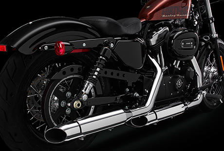 Sportster Forty-Eight / Verchromter Dual Shorty Auspuff:    Um noch besser zu sein, als es die knftigen, weltweiten Emissionsstandards fordern, wurde diese Auspuffanlage entworfen. Sie sorgt nicht nur fr eine beraus beeindruckende Power sondern auch fr einen imposanten Sound, der Ihre Maschine unmissverstndlich als Harley-Davidson kennzeichnet. Natrlich entspricht auch das Design mit den uerst robusten Endschalldmpfern und klassischen Hitzeschilden exakt Ihren Vorstellungen von einem echten US-Bike. Der Katalysator und beheizbare O2-Sensoren stellen sicher, dass nicht nur die Umwelt sondern auch Ihr Fahrgefhl profitiert.
